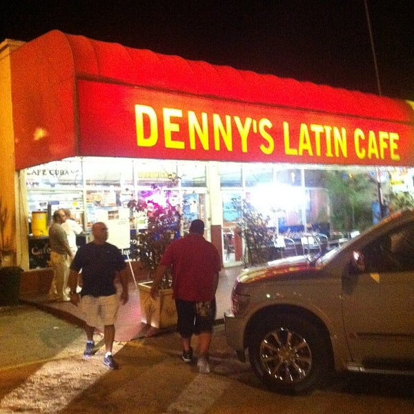 รูปภาพถ่ายที่ Denny&#39;s Latin Cafe โดย Mike M. เมื่อ 4/16/2012