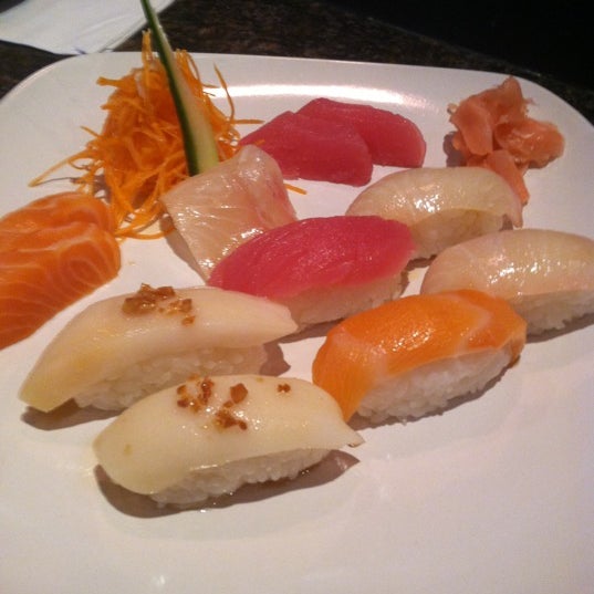 Снимок сделан в Nanami Sushi Bar &amp; Grill пользователем Wade T. 6/4/2012