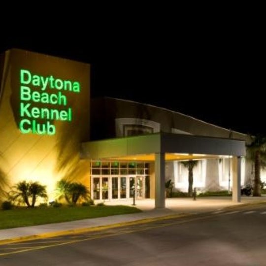 Снимок сделан в Daytona Beach Kennel Club and Poker Room пользователем Jim L. 1/9/2012