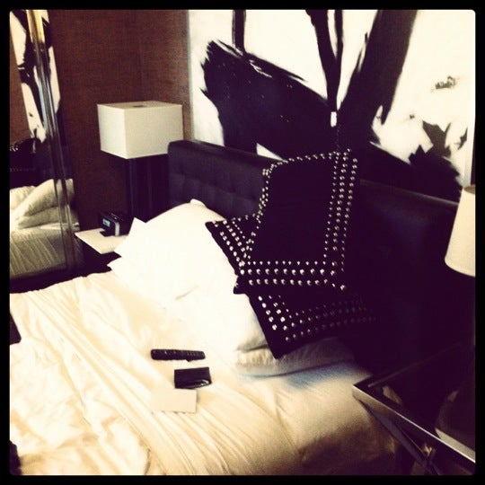 Foto diambil di Ameritania Hotel oleh R M. pada 4/22/2012