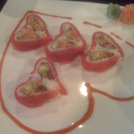 Foto tomada en Sakura Japanese Sushi &amp; Grill  por Micah M. el 1/25/2011