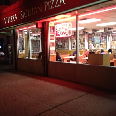 Foto diambil di VI Pizza oleh Gary M. pada 7/20/2012