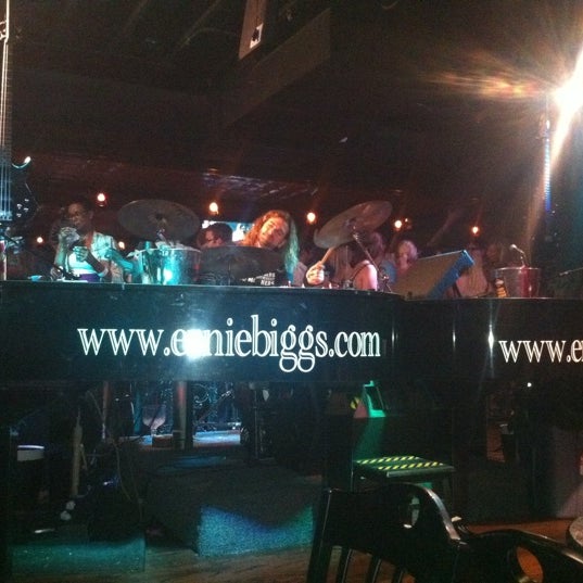 Photo taken at Ernie Biggs Chicago Style Dueling Piano Bar by Jess J. on 6/9/2011