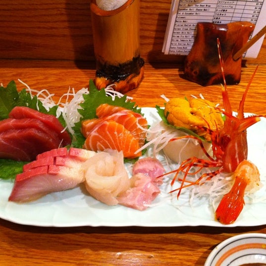 Photo taken at Hatcho Japanese Cuisine by Yo O. on 11/3/2011