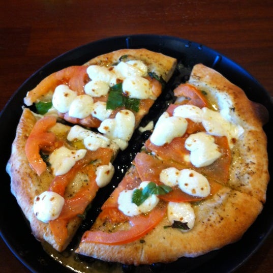 รูปภาพถ่ายที่ Top It Pizza โดย Debbie H. เมื่อ 3/3/2012