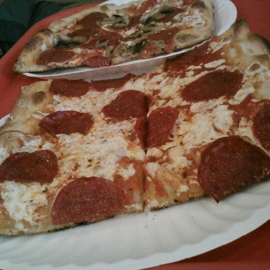 Снимок сделан в Merilu Pizza Al Metro пользователем Theresa K. 7/1/2012