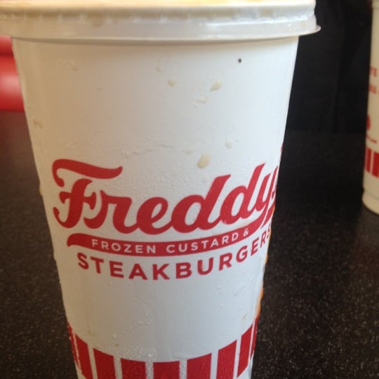 Foto tomada en Freddy&#39;s Frozen Custard &amp; Steakburgers  por Raj el 6/9/2012