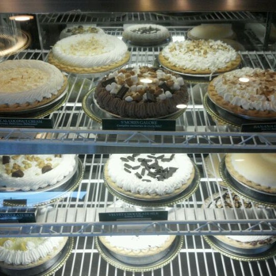 Foto diambil di Shari&#39;s Cafe and Pies oleh Thomas P. pada 2/25/2012