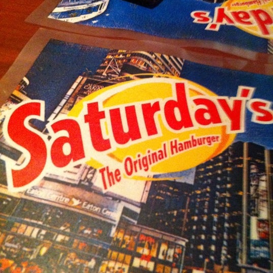 Снимок сделан в Saturday&#39;s The Original Burger пользователем Beto A. 7/28/2012