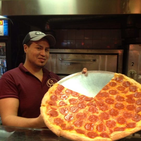 รูปภาพถ่ายที่ Giuseppe&#39;s Pizza โดย Dave A. เมื่อ 2/11/2012