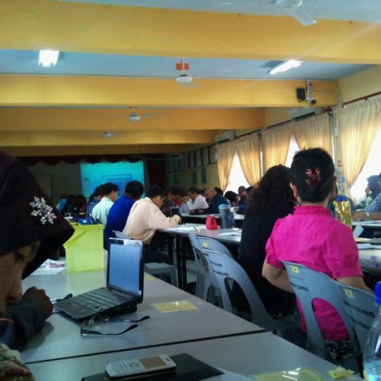 pejabat pendidikan daerah padawan