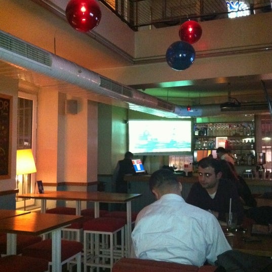 Foto tomada en Ekvator Restaurant Bar &amp; Cafe  por Okan E. el 2/10/2011