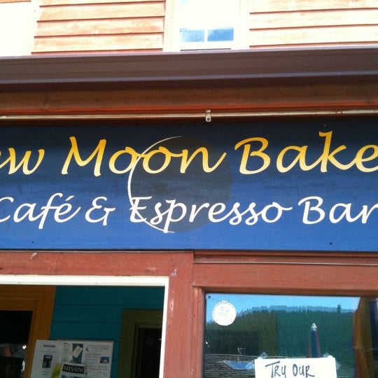 Foto diambil di New Moon Bakery and Cafe oleh Amanda L. pada 7/29/2011