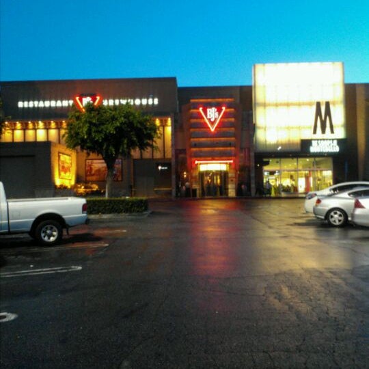 รูปภาพถ่ายที่ The Shops at Montebello โดย Ismael P. เมื่อ 1/24/2012