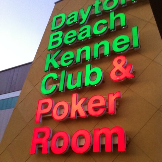 Das Foto wurde bei Daytona Beach Kennel Club and Poker Room von Liz A. am 8/8/2011 aufgenommen