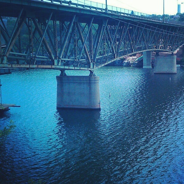 4/7/2012 tarihinde Stewart G.ziyaretçi tarafından River City Grille'de çekilen fotoğraf