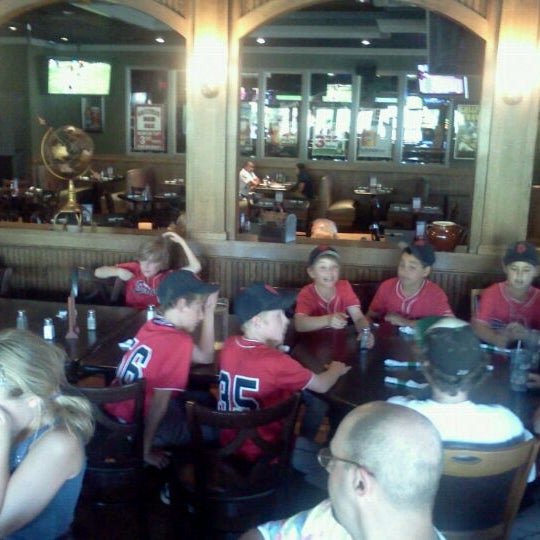 Photo taken at Gulliver&#39;s Pizza &amp; Pub by Brian F. on 7/31/2011