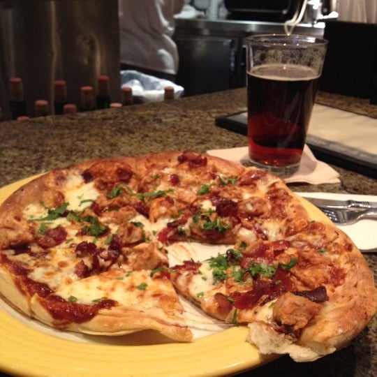 5/23/2012にJason S.がCalifornia Pizza Kitchenで撮った写真