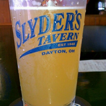 รูปภาพถ่ายที่ Slyder&#39;s Tavern โดย Julie P. เมื่อ 6/12/2012