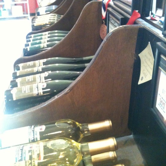 Foto diambil di Casa Larga Vineyards &amp; Winery oleh Kim P. pada 6/9/2012