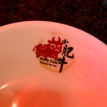 Photo taken at Fatty Cow Seafood Hot Pot 小肥牛火鍋專門店 by Joe C. on 2/26/2012
