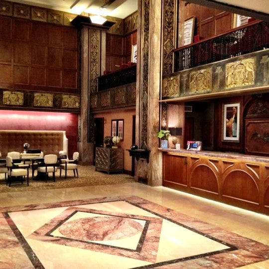 รูปภาพถ่ายที่ Hotel Phillips, Curio Collection by Hilton โดย eric i. เมื่อ 5/1/2012