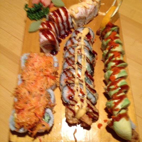 Foto tomada en Tokyo Japanese Steakhouse Seafood &amp; Sushi Bar  por Robbie B. el 4/13/2012