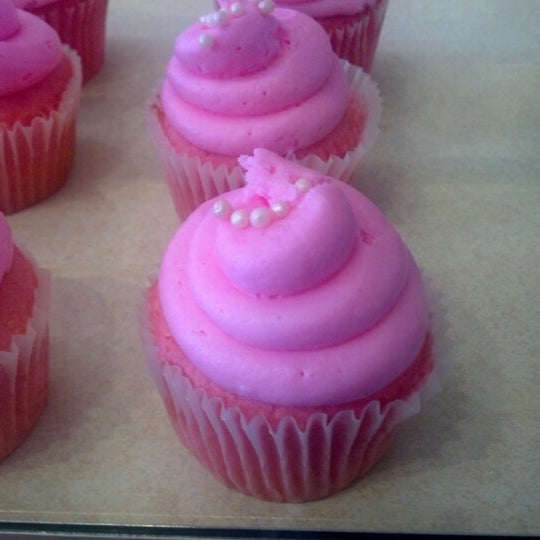 รูปภาพถ่ายที่ Ms. Goody Cupcake โดย Nichole A. เมื่อ 9/8/2012