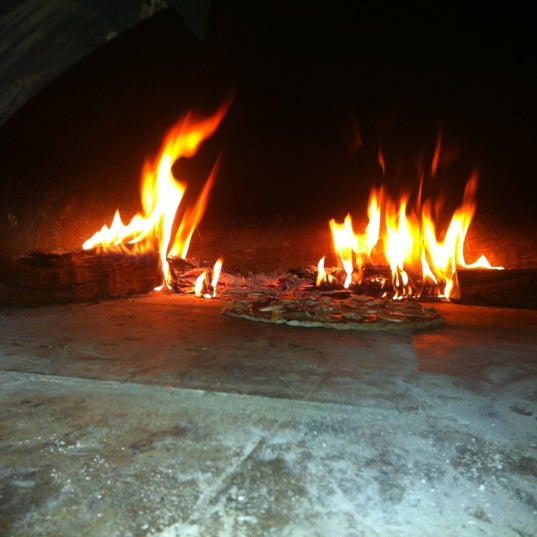 Foto scattata a La Taula - Pizzas a la Leña da La Taula il 6/21/2012