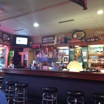 Das Foto wurde bei Adrian&#39;s Tavern von Mary from the Prairie am 8/12/2012 aufgenommen