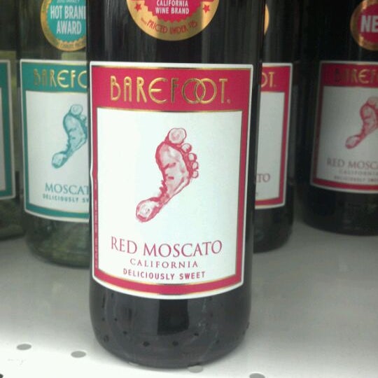 Photo taken at Exit 9 Wine &amp; Liquor Warehouse by Butterfly on 3/7/2012
