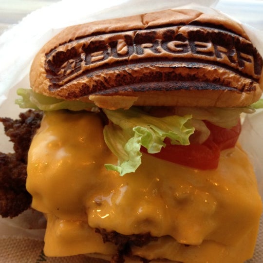 Foto diambil di BurgerFi oleh Maria P. pada 7/6/2012