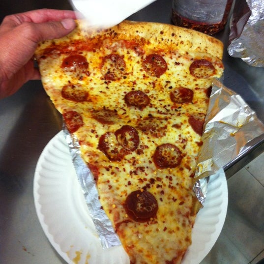 Снимок сделан в Jumbo Slice Pizza пользователем Michael B. 6/18/2012