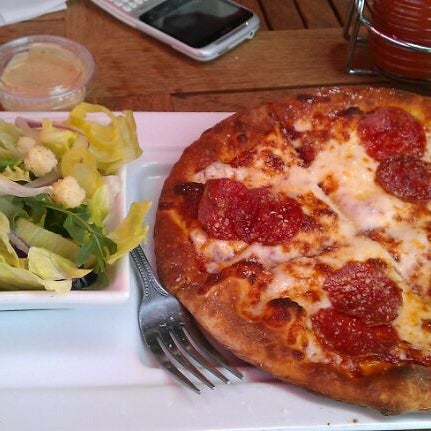 Foto tirada no(a) Mr. Pizza por Liz G. em 6/20/2012