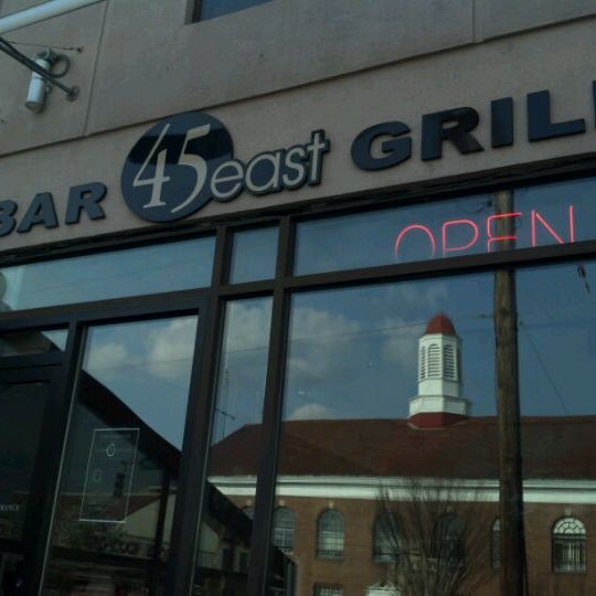 3/20/2012 tarihinde Vince S.ziyaretçi tarafından 45 East Bar &amp; Grill'de çekilen fotoğraf
