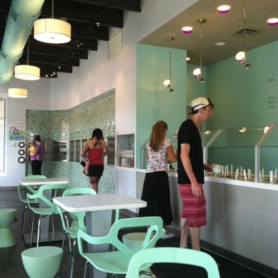 7/17/2012 tarihinde Deuce S.ziyaretçi tarafından Yogurtini'de çekilen fotoğraf