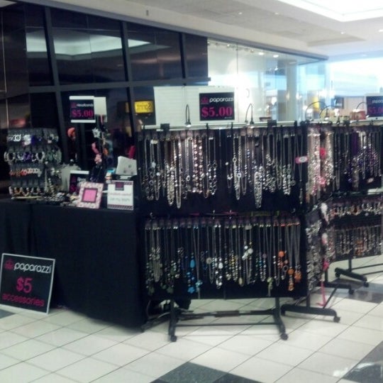Снимок сделан в Westmoreland Mall пользователем Renee M. 8/23/2012