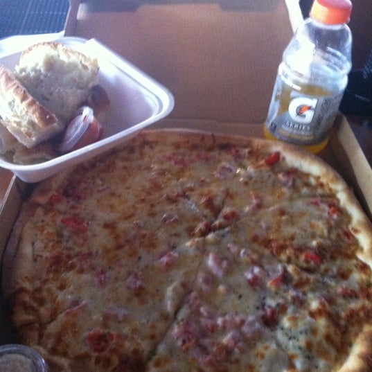 Das Foto wurde bei Milano&#39;s Italian Resturant Pizza &amp; Bar von Ashley S. am 5/14/2012 aufgenommen