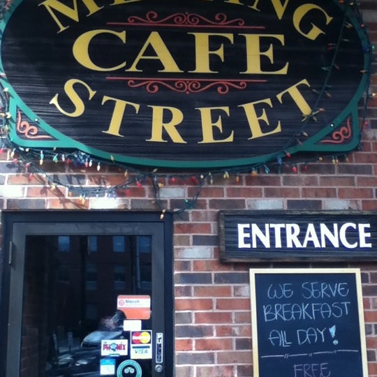 รูปภาพถ่ายที่ Meeting Street Cafe โดย X เมื่อ 4/9/2012