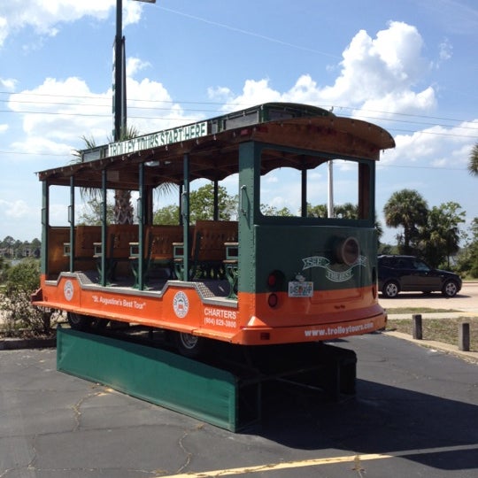Photo taken at Old Town Trolley Tours St Augustine by Elvyra M. on 3/30/2012
