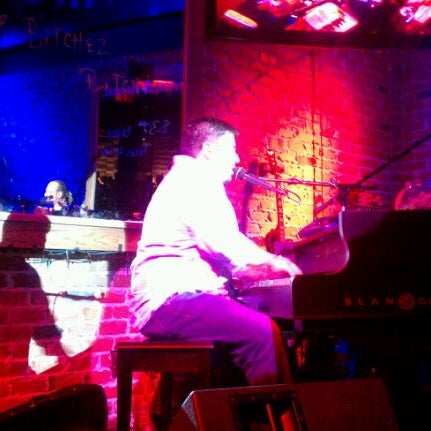 6/2/2012 tarihinde Eric H.ziyaretçi tarafından Bobby McKey&#39;s Dueling Piano Bar'de çekilen fotoğraf