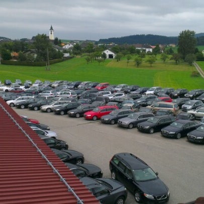 รูปภาพถ่ายที่ Auto Engleder GmbH โดย Günter H. เมื่อ 9/6/2012
