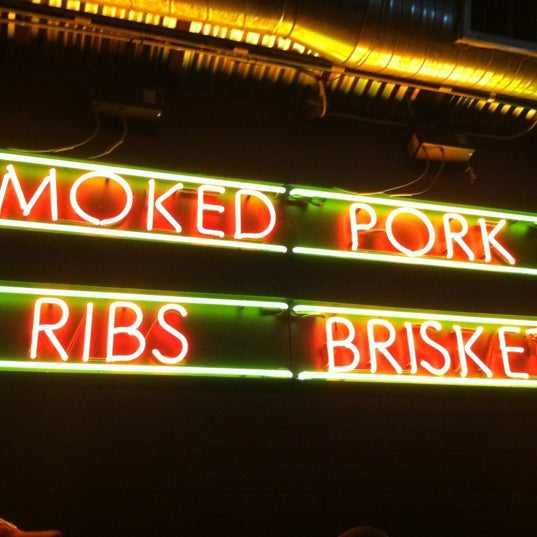 รูปภาพถ่ายที่ Black Hog BBQ โดย Nicole C. เมื่อ 3/6/2012