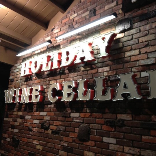 Foto tirada no(a) Holiday Wine Cellar por Justin G. em 4/21/2012
