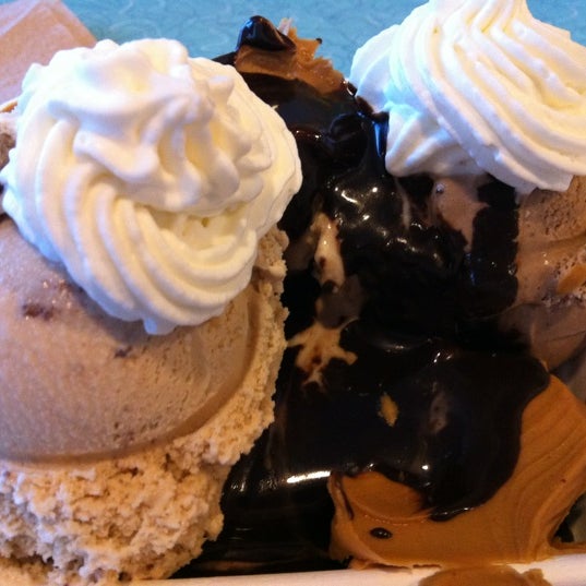 Foto diambil di The Hop Ice Cream Cafe oleh Katie M. pada 3/22/2012