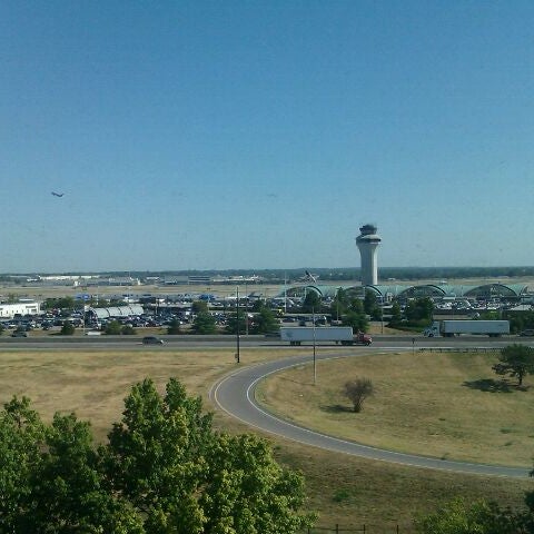 Foto tirada no(a) St Louis Airport Marriott por Kat C. em 7/27/2012