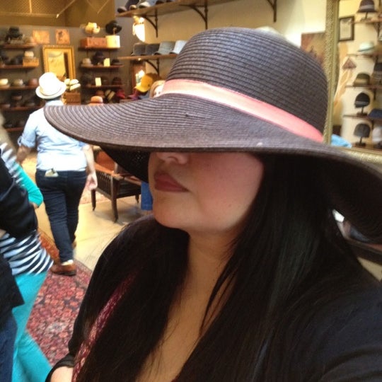 6/16/2012にElizabethがGoorin Bros. Hat Shopで撮った写真