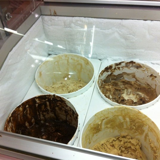 Foto diambil di Kilwins Chocolates &amp; Ice Cream oleh Meghan R. pada 8/29/2012