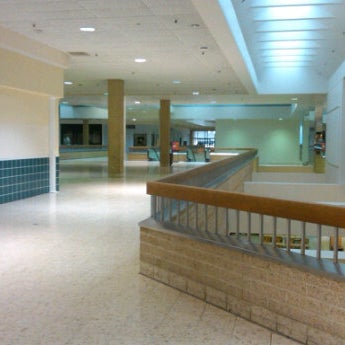 Foto tomada en Century III Mall  por Bill G. el 3/1/2012