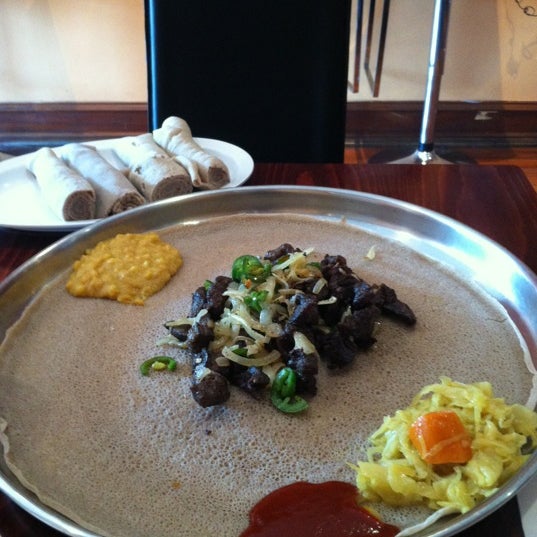 Foto tirada no(a) Etete Ethiopian Cuisine por Emily B. em 8/14/2012